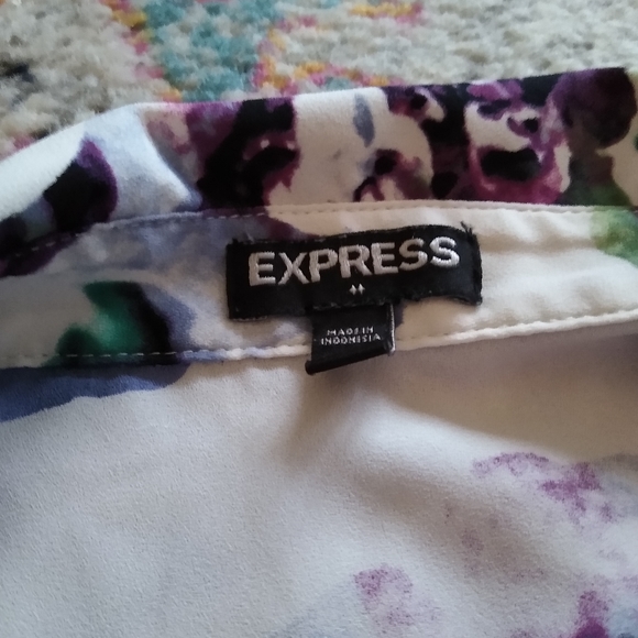 EXPRESS floral button-down blouse - Picture 11 of 14